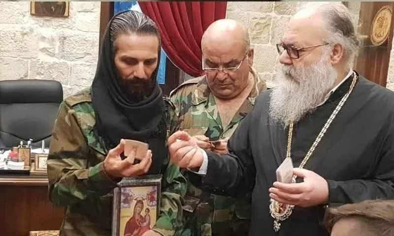 صورة في عهد النظام المخلوع للبطريرك يوحنا العاشر يازجي يبارك قائد ميليشيا الدفاع الوطني في مدينة السقيلبية نابل العبد الله
