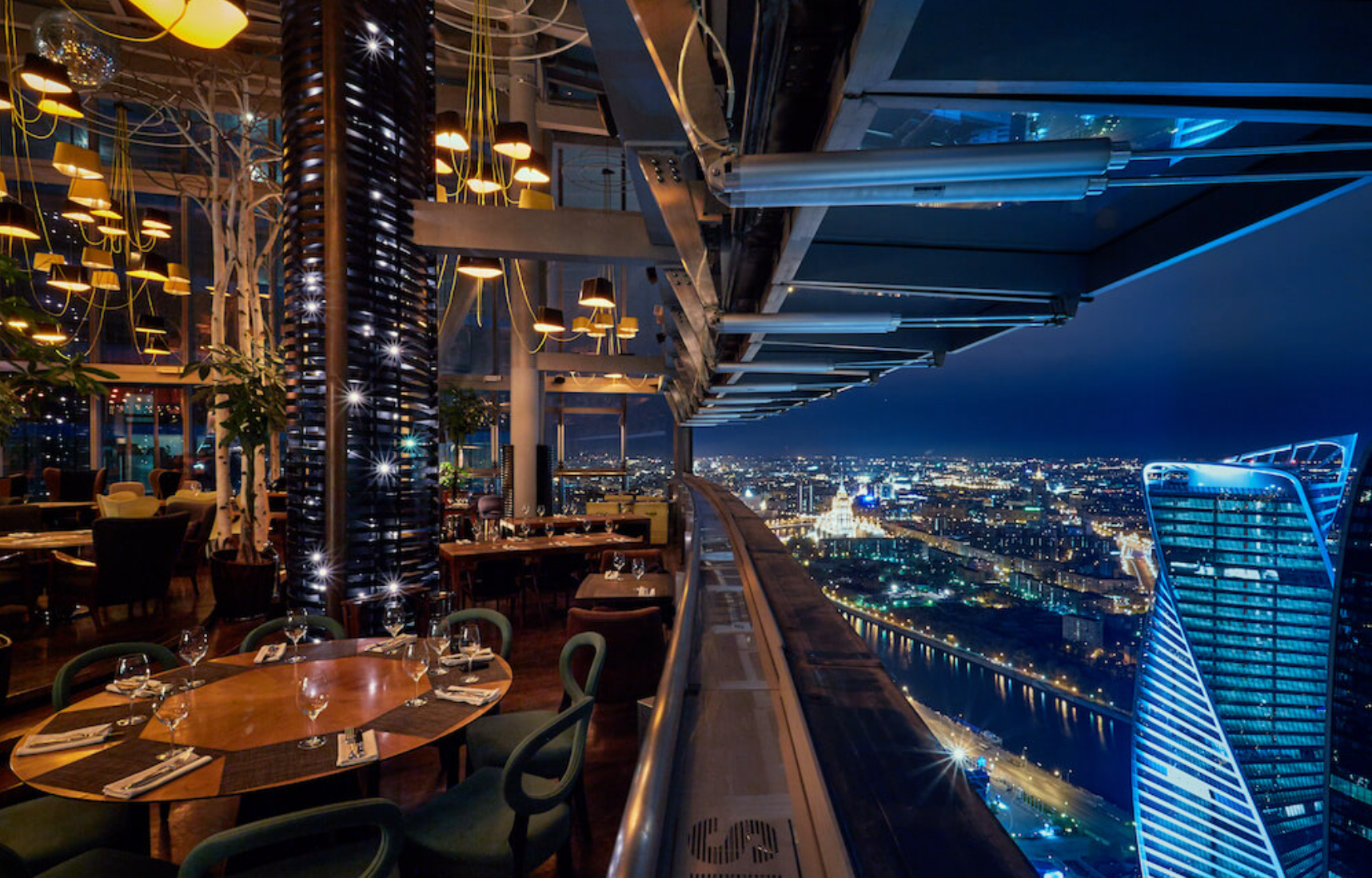 إطلالة من مطعم "سيكستي" في موسكو، الذي يُعلن عن نفسه كواحد من أعلى المطاعم في أوروبا. وهو معروف بأنه كان يتردد عليه الرئيس السوري المخلوع بشار الأسد. (مصدر الصورة: مطعم سيكستي)