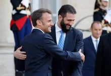 الرئيس الفرنسي إيمانويل ماكرون والرئيس السوري أحمد الشرع يتصافحان بحرارة بعد انتهاء مؤتمرهما الصحافي المشترك عصر الأربعاء في قصر الإليزيه (أ.ف.ب)