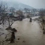 وفاة طفلين جراء سيول جارفة في ريف اللاذقية