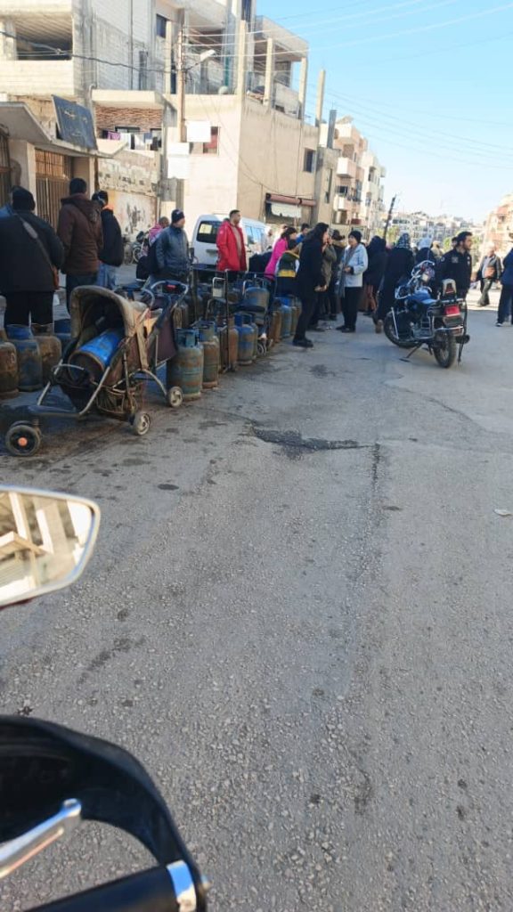 أحد طوابير توزيع الغاز في مدينة حمص - جريدة مصدر