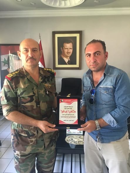 محمد الخطيب مع العميد في جيش النظام المخلوع محسن حسن العباس