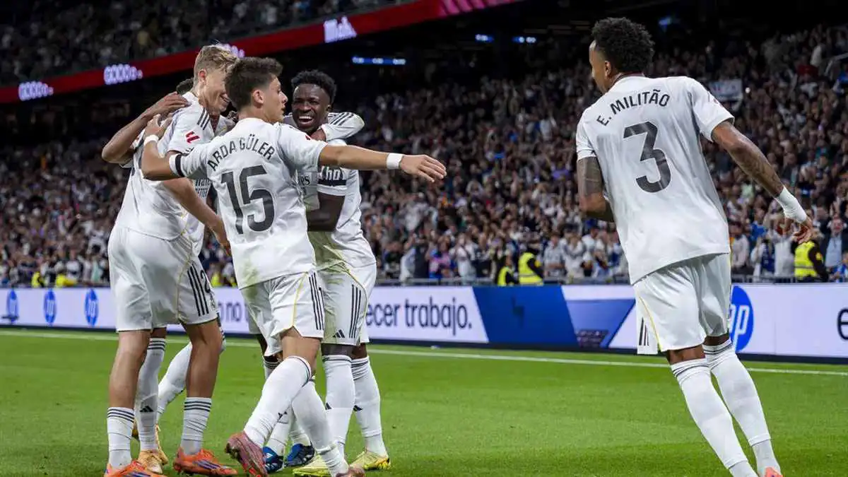 ميليتاو مع لاعبي ريال مدريد المصدر: رويترز