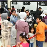 على الرصيف، مهاجرون سوريون عائدون إلى بلادهم.(صحيفة مصدر)