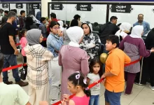 على الرصيف، مهاجرون سوريون عائدون إلى بلادهم.(صحيفة مصدر)