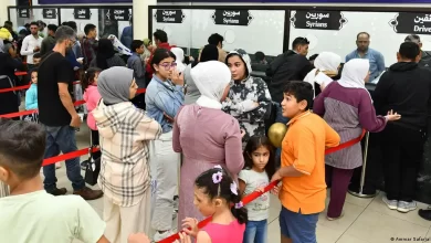 على الرصيف، مهاجرون سوريون عائدون إلى بلادهم.(صحيفة مصدر)