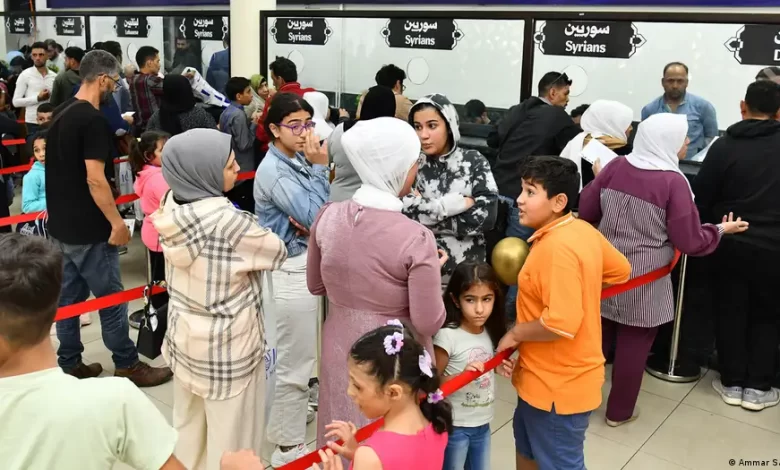 على الرصيف، مهاجرون سوريون عائدون إلى بلادهم.(صحيفة مصدر)