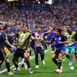 احتفال لاعبو الأرجنتين بهدف لاوتارو القاتل في شباك إنجلترا