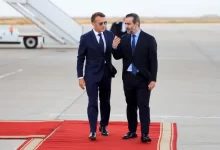 استقبل وزير الخارجية السوري أسعد حسن الشيباني (يمين) الرئيس الفرنسي إيمانويل ماكرون (يسار) فور وصوله إلى مطار دمشق الدولي، اليوم الاثنين 6 يوليو/تموز 2026. (الفرنسية)