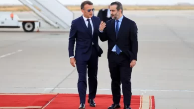 استقبل وزير الخارجية السوري أسعد حسن الشيباني (يمين) الرئيس الفرنسي إيمانويل ماكرون (يسار) فور وصوله إلى مطار دمشق الدولي، اليوم الاثنين 6 يوليو/تموز 2026. (الفرنسية)
