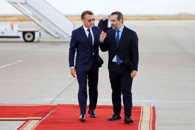 استقبل وزير الخارجية السوري أسعد حسن الشيباني (يمين) الرئيس الفرنسي إيمانويل ماكرون (يسار) فور وصوله إلى مطار دمشق الدولي، اليوم الاثنين 6 يوليو/تموز 2026. (الفرنسية)