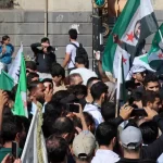 تجمع شعبي في ساحة الساعة الجديدة بحمص رفضاً للاعتداءات الإسرائيلية على القنيطرة ودرعا. (جريدة مصدر)