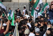 تجمع شعبي في ساحة الساعة الجديدة بحمص رفضاً للاعتداءات الإسرائيلية على القنيطرة ودرعا. (جريدة مصدر)