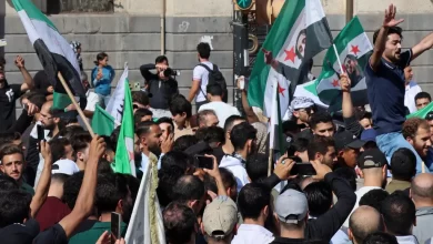 تجمع شعبي في ساحة الساعة الجديدة بحمص رفضاً للاعتداءات الإسرائيلية على القنيطرة ودرعا. (جريدة مصدر)