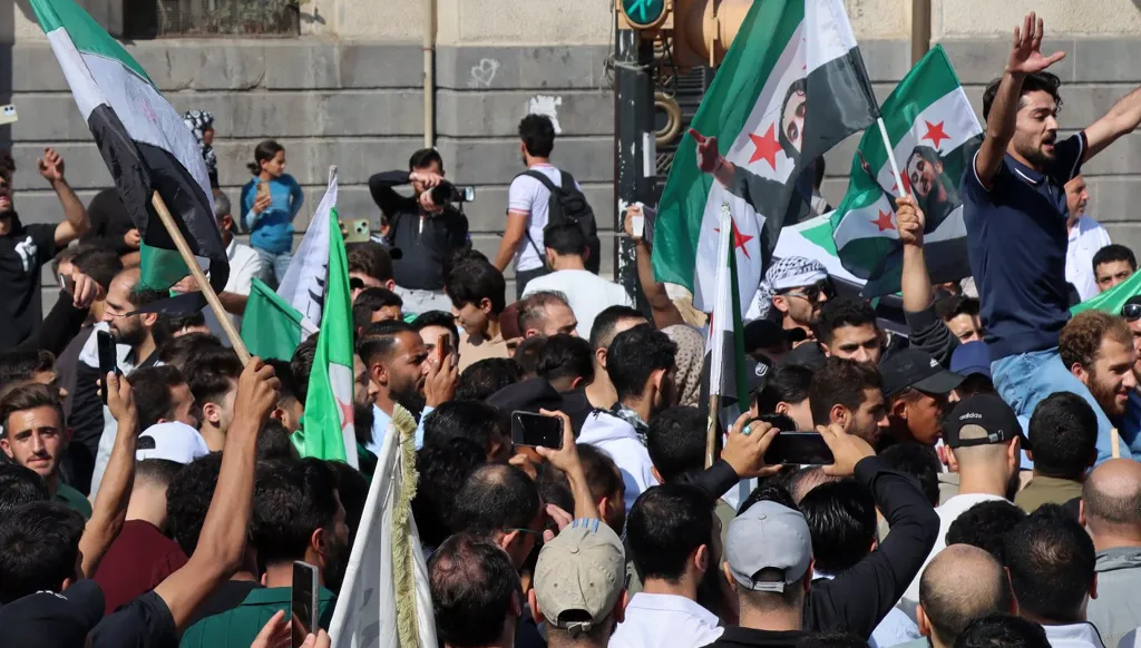 تجمع شعبي في ساحة الساعة الجديدة بحمص رفضاً للاعتداءات الإسرائيلية على القنيطرة ودرعا. (جريدة مصدر)
